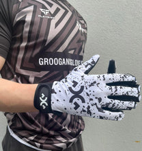 Load image into Gallery viewer, Groogan’s Gaelic Gloves (White/Black)